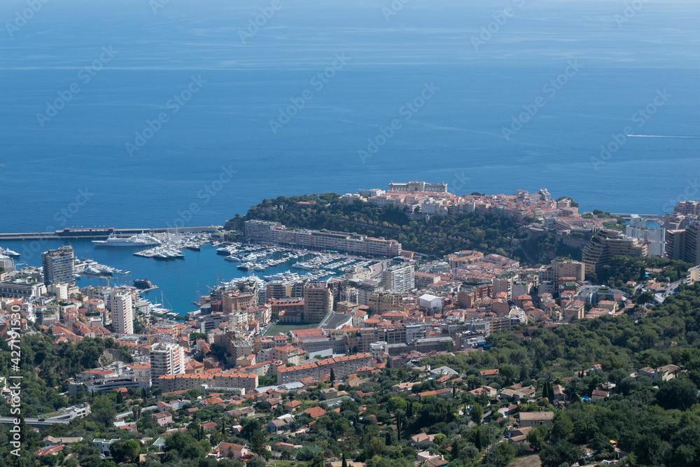 Principauté  de Monaco vue du village de La Turbie dans les Alpes-Maritimes, France.