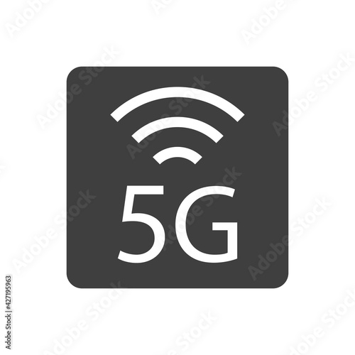 Logotipo de red inalámbrica o wifi de alta velocidad. Texto 5G en cuadrado con olas de color gris