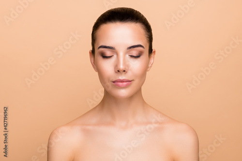 Fotografie Photo of optimistic brunette hairdo lady closed eye without clothes isolated on