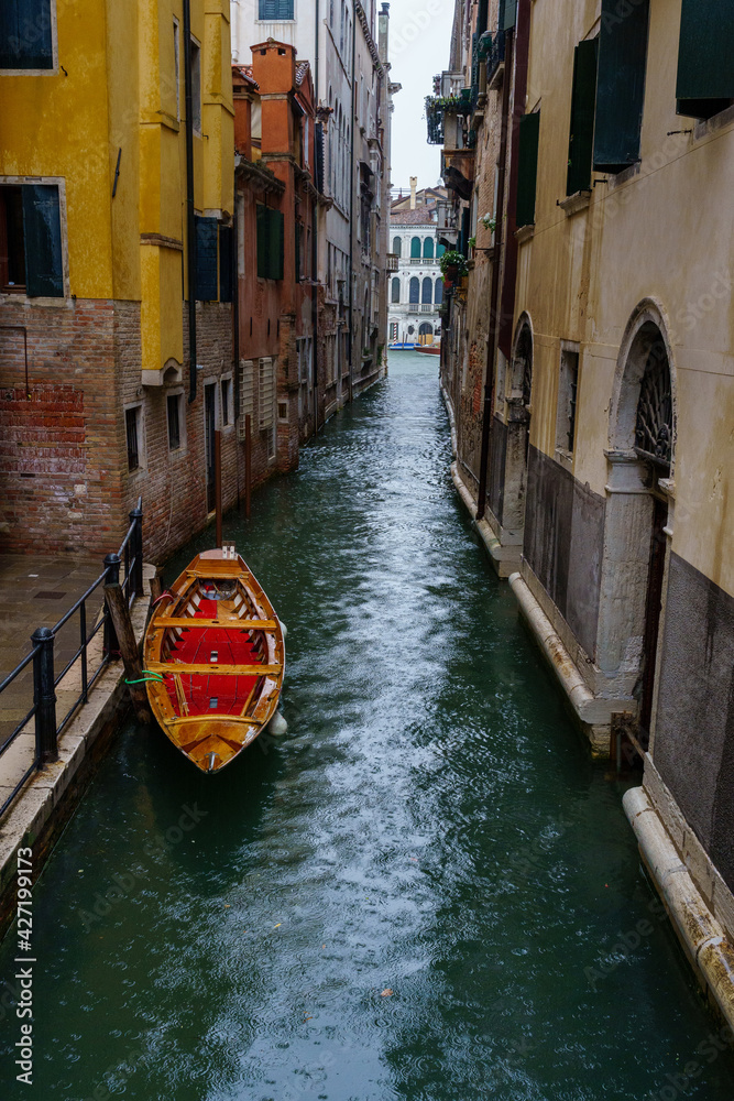 A boat in the rain of Venice.