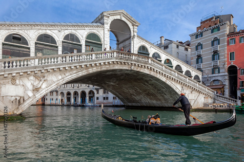 Gondeln in Venedig mit Rialto Brücke