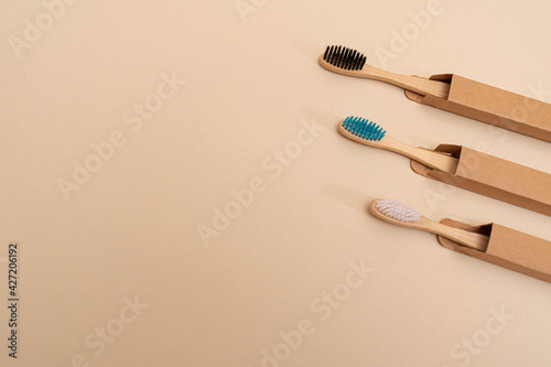 Cepillos de dientes de bambú para unos dientes limpios y un a su vez ayudar a cuidar el medio ambiente photo