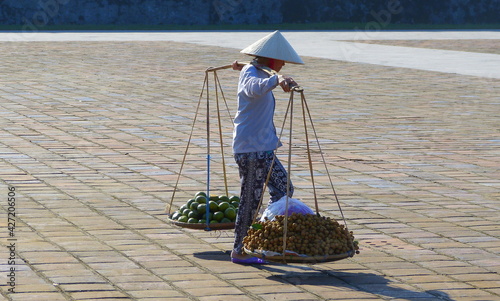 Vietnamesische Straßenhändlerin photo