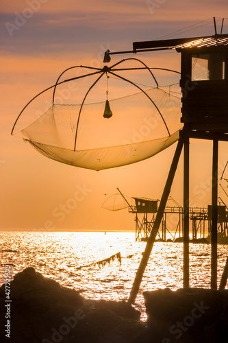 cabanes de pêche au coucher de soleil  le long de la côte atlantique près de Pornic en Loire Atlantique. Ces pêcheries sont typiques de cette région avec leurs filets appelés carrelets. © jef 77