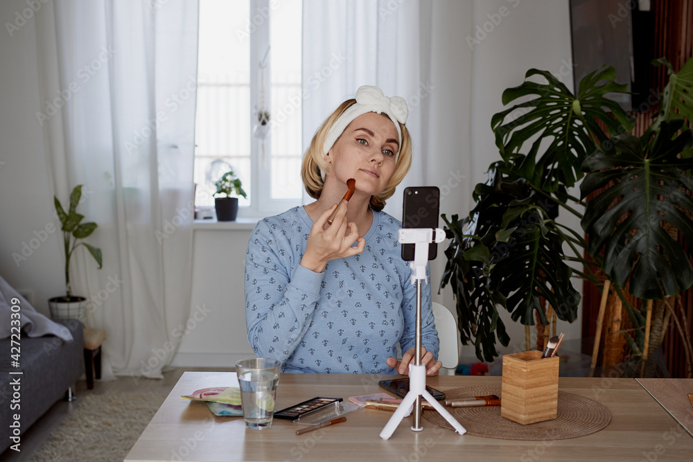 girl beauty blogger records podcast for subscribers about makeup girl beauty blogger records podcast for subscribers about makeup