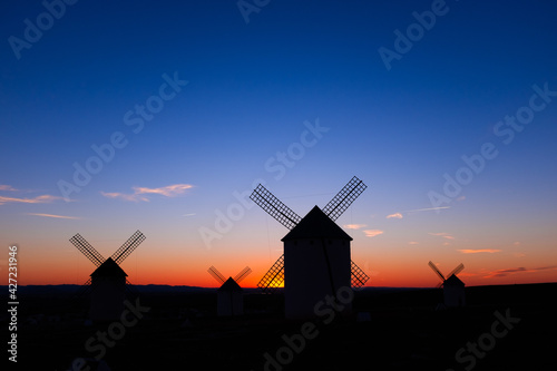 Siluetas de Molinos de Viento en la puesta de sol en Campo de Criptana, tierra de Don Quijote de Cervantes, Provincia de Ciudad Real, Castilla la Mancha