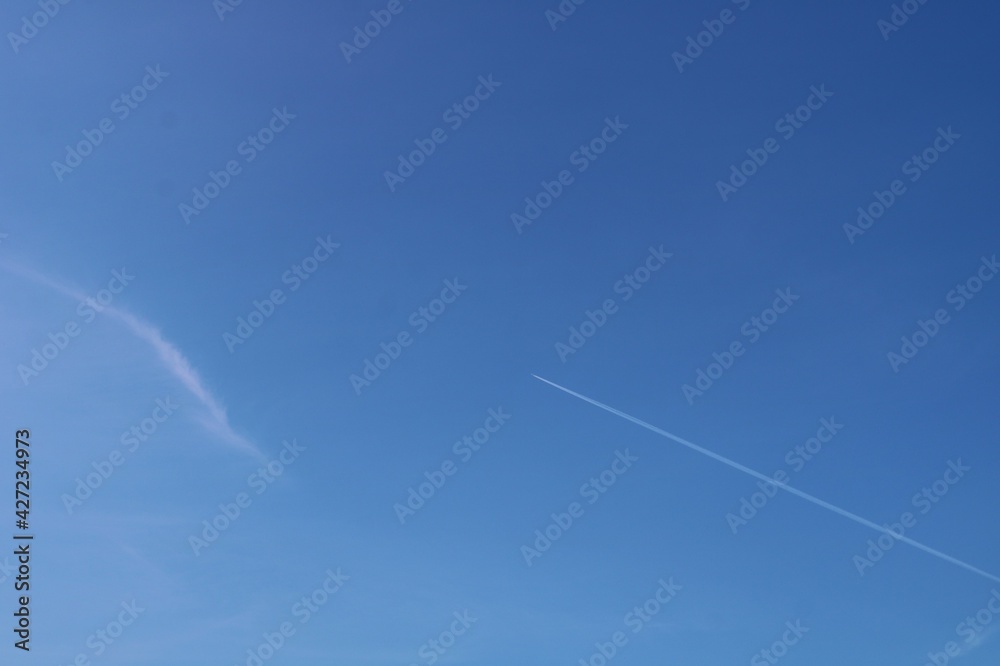春の空に 飛行機雲 風景 春の空に 飛行機雲 風景