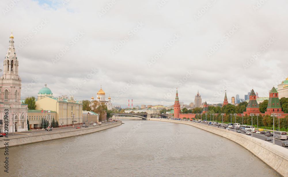 Obraz premium View of the Kremlin from the Great Moskvoretsky bridge