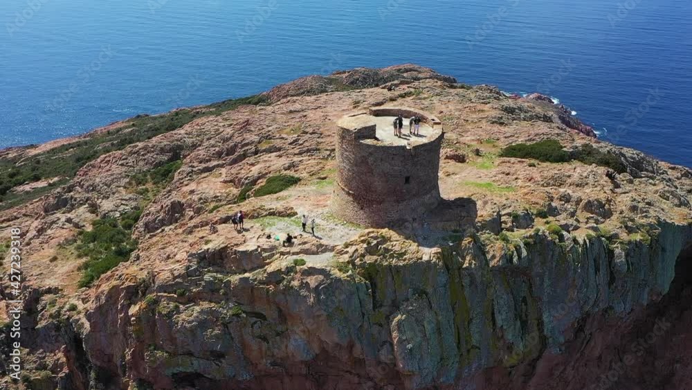 Vue aérienne de la tour génoise du Capu Rossu (Capo Rosso) devant la Méditerranée, en Corse