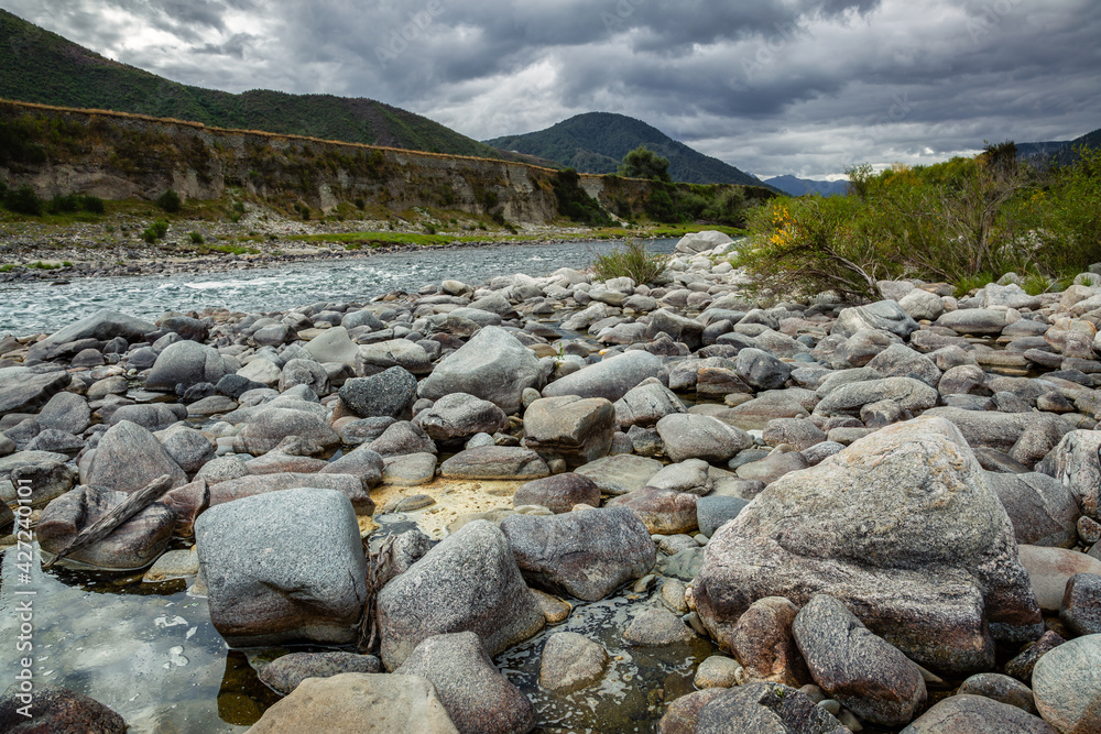 Obraz premium Boulders along the Maruia river in New Zealand