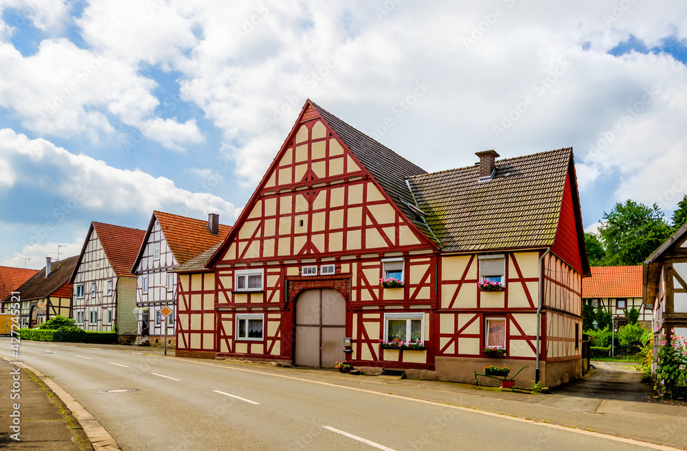 Straßenansicht mit alten Fachwerkhäusern in Deutschland
