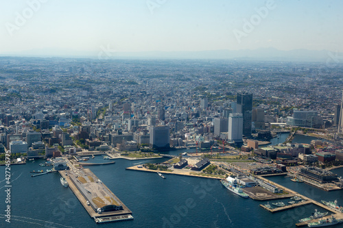 横浜港大さん橋から赤レンガ倉庫や新港方向を空撮