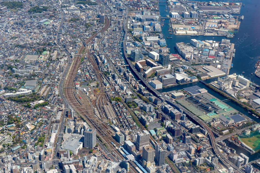 京浜東北線の東神奈川駅付近から鶴見方向を空撮