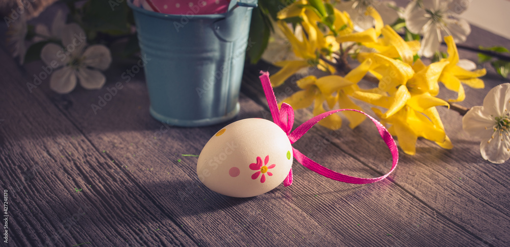 Spring flowers and easter eggs. Happy Easter Background