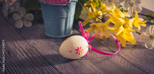 Obraz na płótnie Spring flowers and easter eggs. Happy Easter Background w salonie