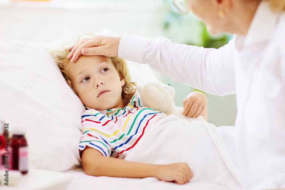 Obraz premium Sick little boy with asthma medicine. Ill child.