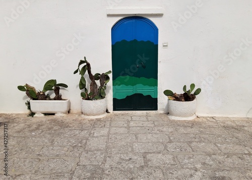 Dekoracyjne drzwi we włoskim miasteczku. Ostuni, Italia.