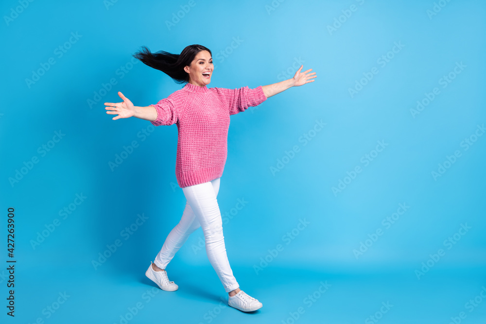 Obraz premium Photo of funny shiny mature woman wear pink pullover walking open arms hello isolated blue color background