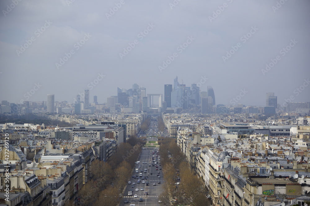 Blick über Paris im Smog 2016 vom Triumphbogen 