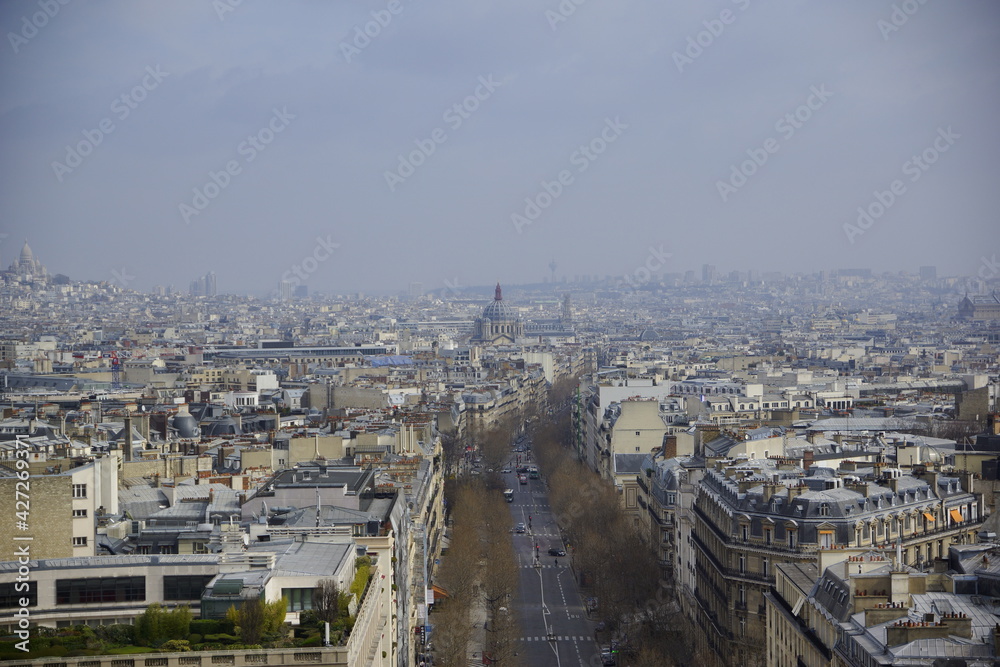 Blick über Paris im Smog 2016 vom Triumphbogen 