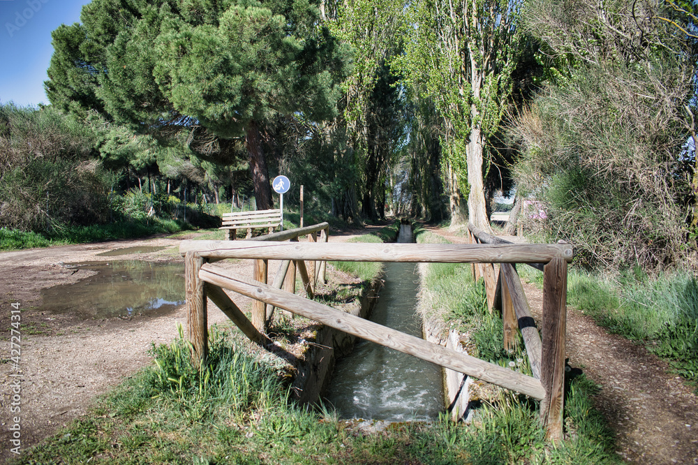 Valla de madera ruta senderismo de la acequia de Laguna de Duero, provincia de Valladolid Valla de madera ruta senderismo de la acequia de Laguna de Duero, provincia de Valladolid