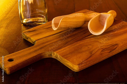 Utensílios de cozinha de madeira sobre uma mesa.