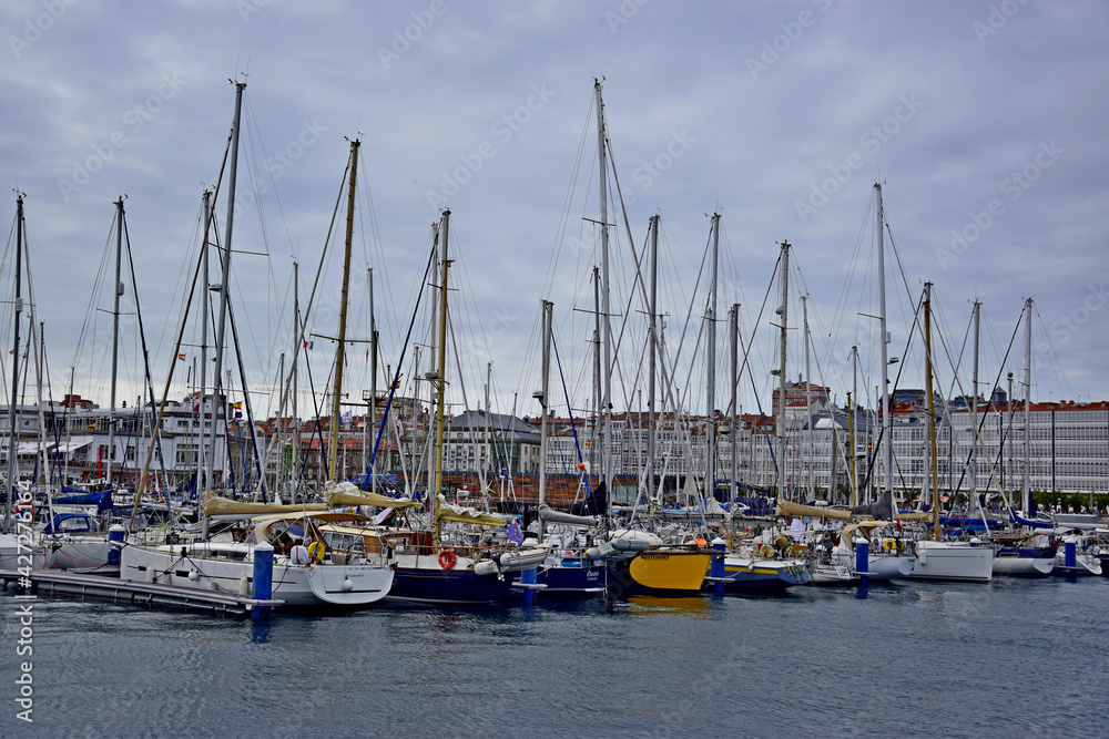 Φωτογραφία Veleros deportivos en el puerto de la Coruña, en la costa del Atlántico español
