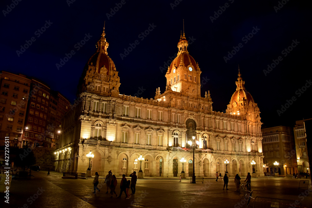Imagen nocturna del impresionante edificio modernista del ayuntamiento de La Coruña, España