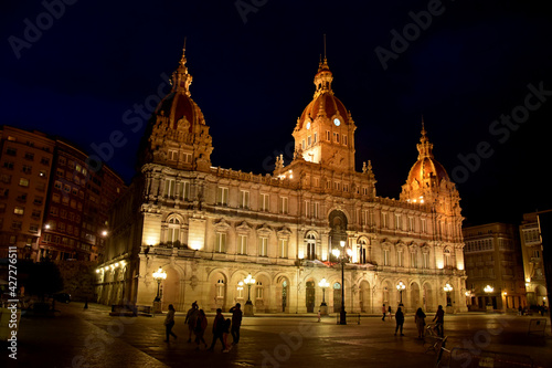 Imagen nocturna del impresionante edificio modernista del ayuntamiento de La Coruña, España © Franjagoher
