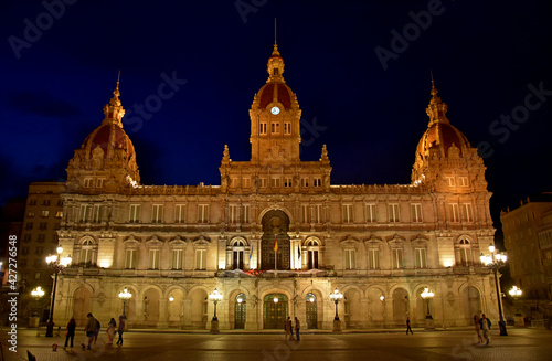 Fotografía nocturna de un edificio histórico muy bien iluminado en la ciudad de La Coruña, España © Franjagoher