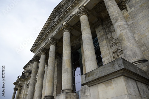 Säulen im Eingangsbereich des Reichstagsgebäudes in Berlin