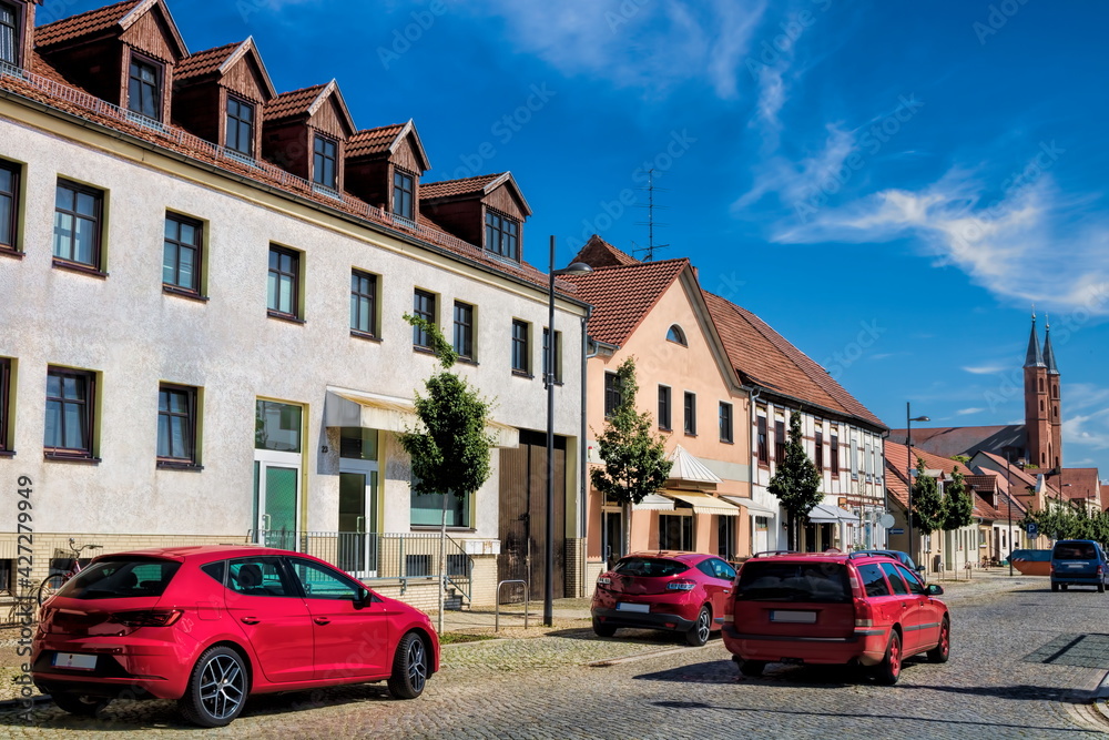 kyritz, deutschland - strasse in der altstadt mit marienkirche