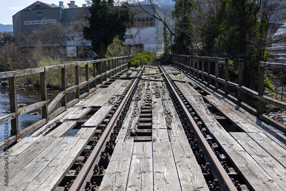 Alte Holzbrücke mit Schienen verfallen 