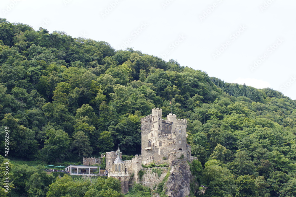 Burg Rheinstein bei Trechtinghausen am Rhein bei einer Flussschifffahrt 