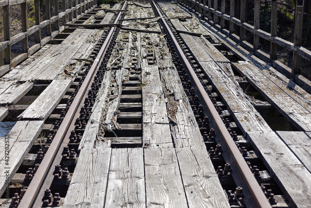 Alte Holzbrücke mit Schienen verfallen 