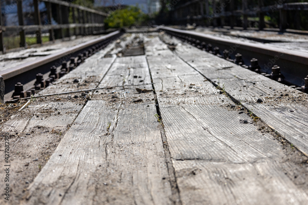 Alte Holzbrücke mit Schienen verfallen Alte Holzbrücke mit Schienen verfallen