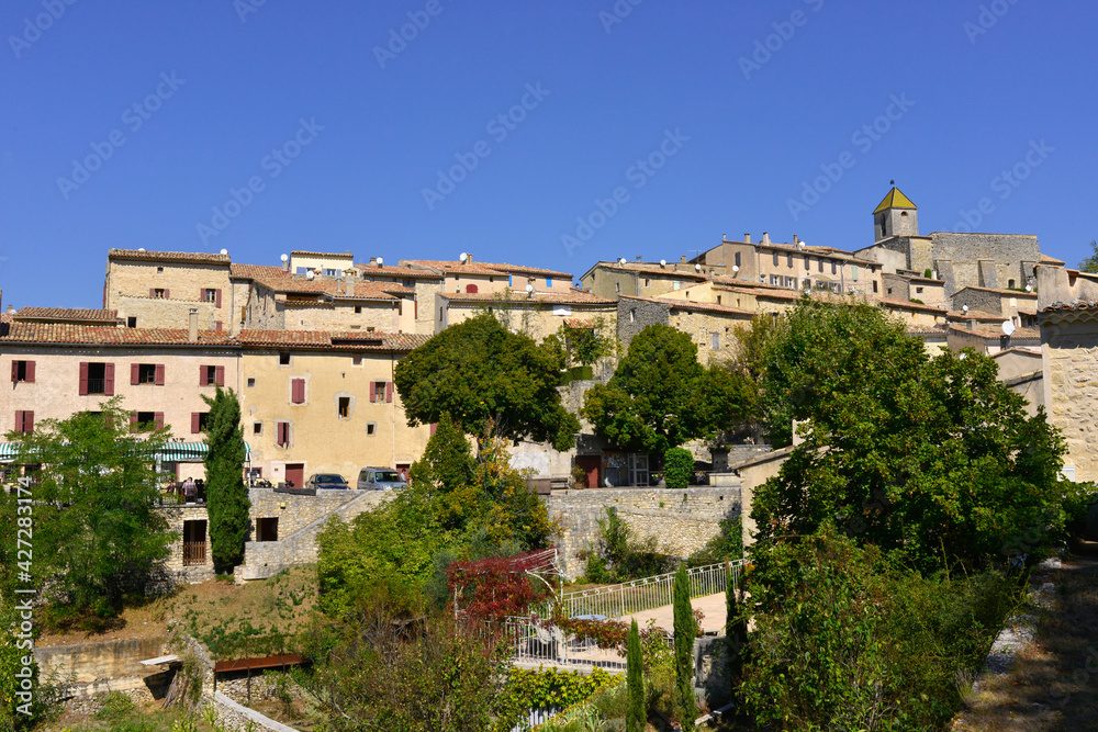 Aurel (84390) et ses jardins sous ciel bleu, département du Vaucluse en région Provence-Alpes-Côte-d'Azur, France