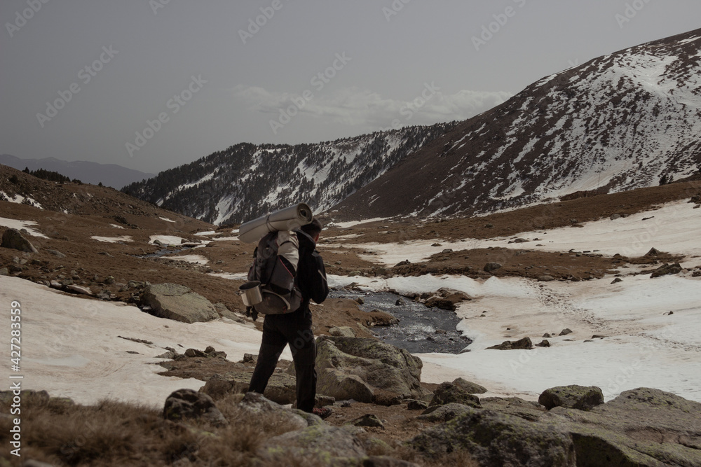 Fototapeta premium joven en un paisaje de montaña invernal. Aventuras deporte y montañas