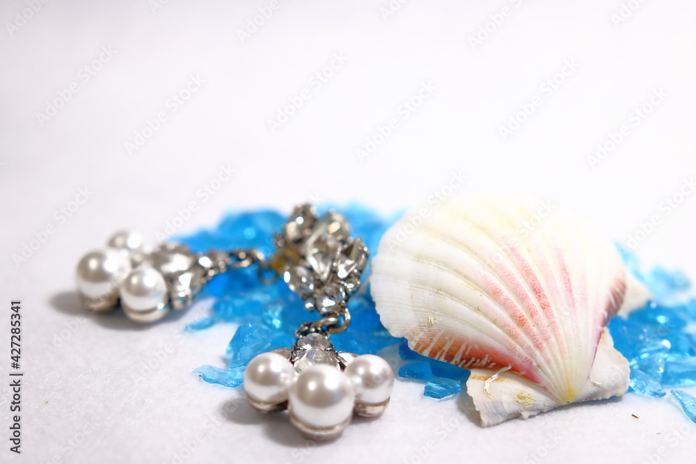アクセサリー真珠のピアスと貝殻(夏)