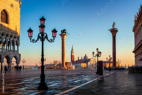 Venezia. Piazzaetta di San Marco con le due Colonne verso l'isola di San Giorgio Maggiore al tramonto © Guido
