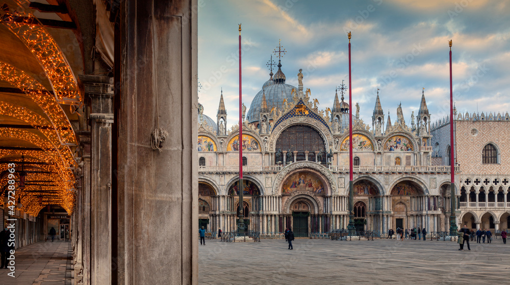 Venezia. Piazza san Marco con la Basilica e i portici delle Procuratie Vecchie, illuminati per il Natale 
