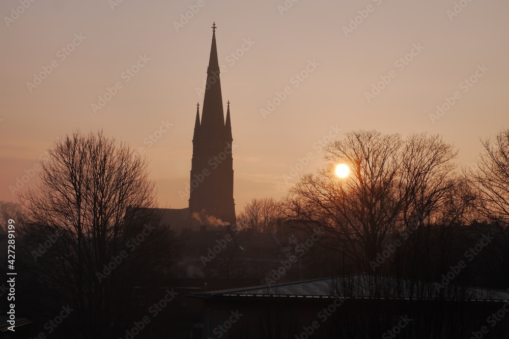 Fototapeta premium Kirche in der morgendlichen Wintersonne