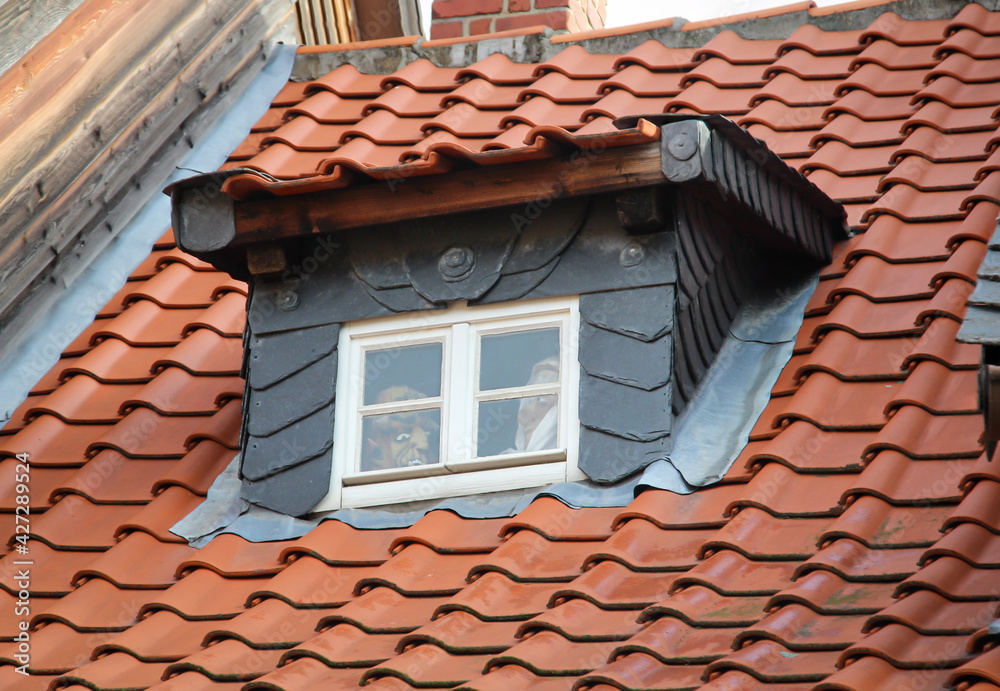 Eine mit Schieferplatten eingefasste Dachgaube.