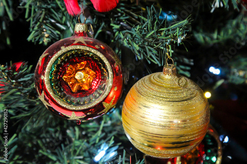 Glasschmuck, Weihnachtsbaumschmuck an einem Christbaum hängend zur Verschönerung. photo