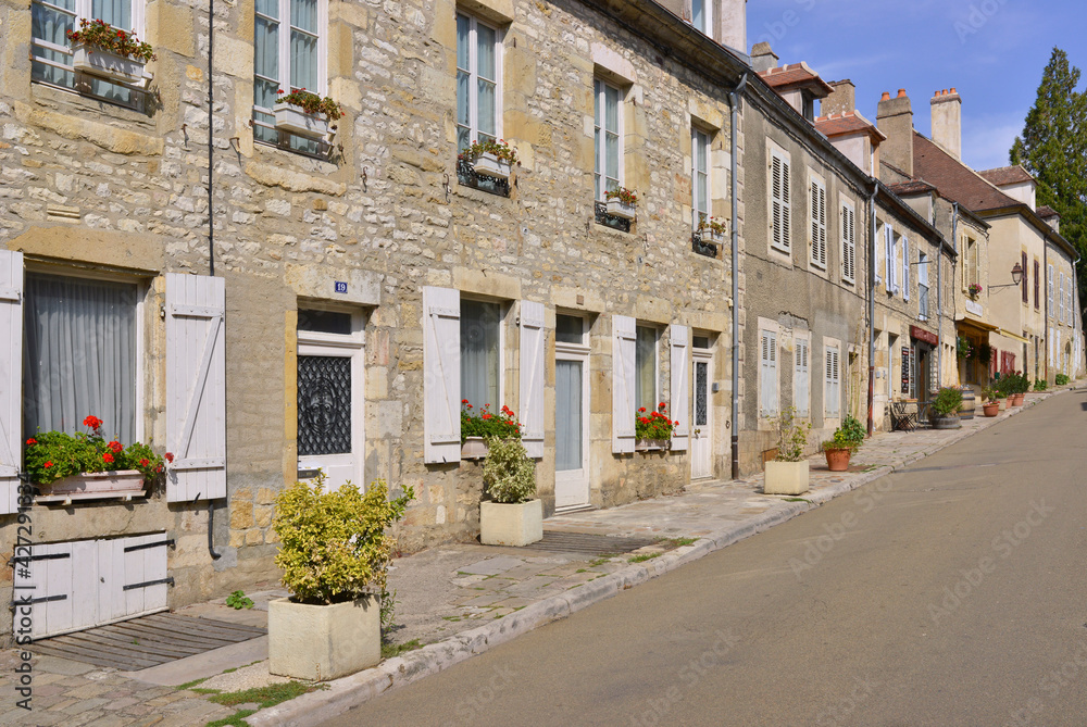 Perspective sur la rue Saint Pierre à Vézelay (89450), département de l'Yonne en région Bourgogne-Franche-Comté, France