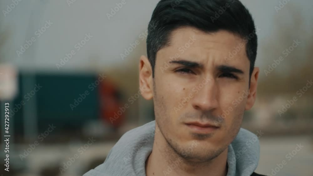 hombre caminando de frente en cámara lenta, hombre de pelo negro corto  caminando de frente, hombre con ojos negros mirando a cámara