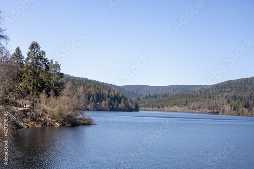 Wunderschöner See im Schwarzwald an einer Talsperre mit Bäumen im Hintergrund © carolindr18