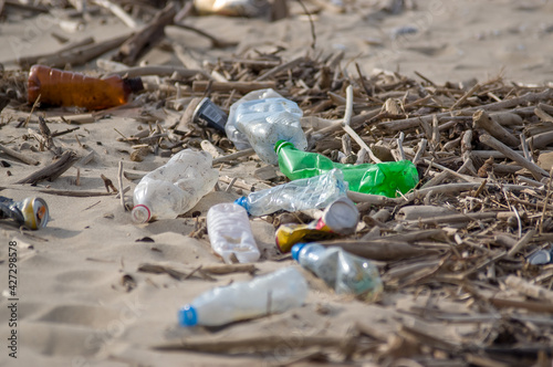 Plastikowe odpadki pozostawione na plaży przez odpływ.