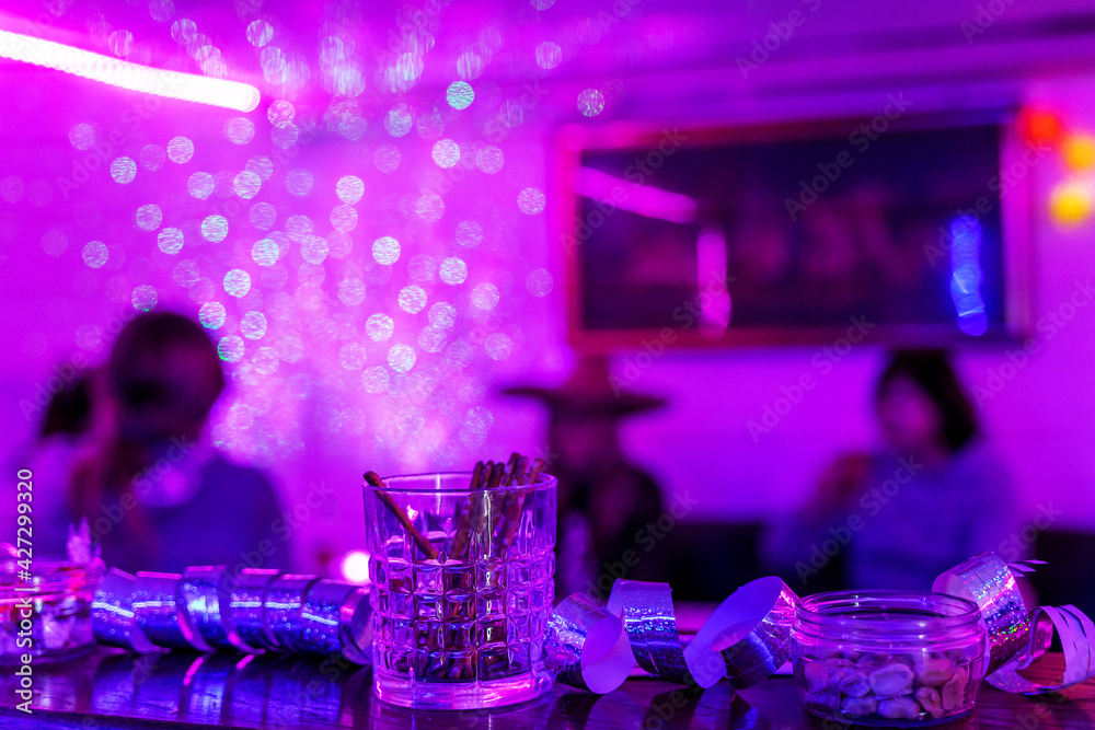 Menschen in einem Party-Club bei pinkem Licht Menschen in einem Party-Club bei pinkem Licht