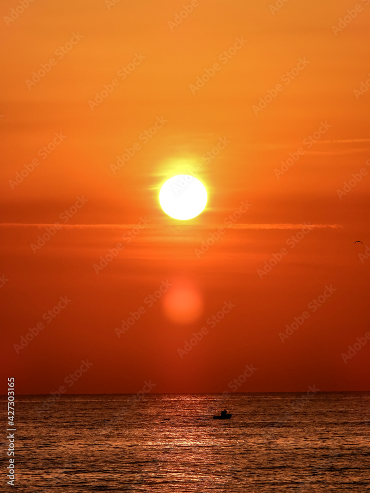 Lever de soleil en mer sur un bateau